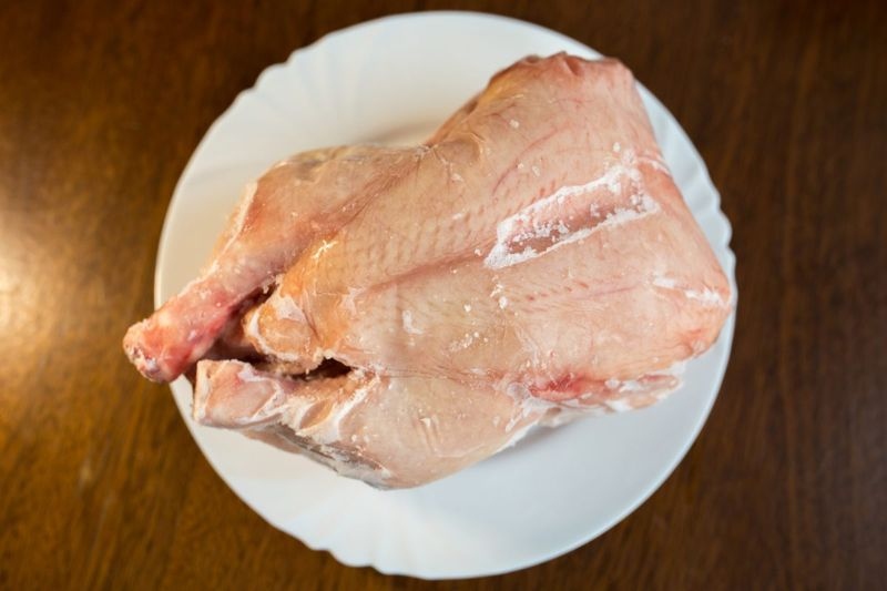 Mẹo rã đông thịt gà đơn giản và an toàn